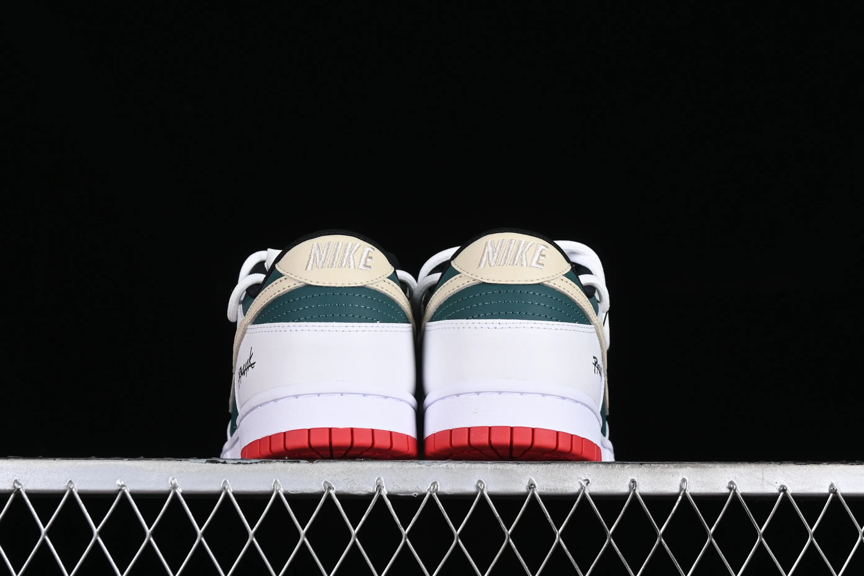All Categories Nk SB Dunk Series Nk SB Dunk Low Low-top sneakers Nk Dunk Low Explore the limits Green, white and brown SB strappy low-top casual sneakers FD9762-061
